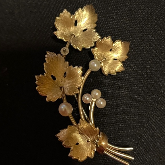 Vintage Krementz 14 K gold plated leaf and pearl brooch - Picture 3 of 6